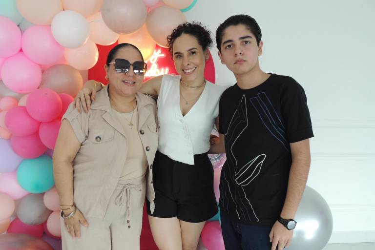Con una piscinada, celebra Kenia Sofía sus 28 años