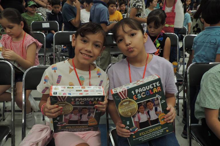 Recompensa Casa Ley a los niños y niñas más sobresalientes