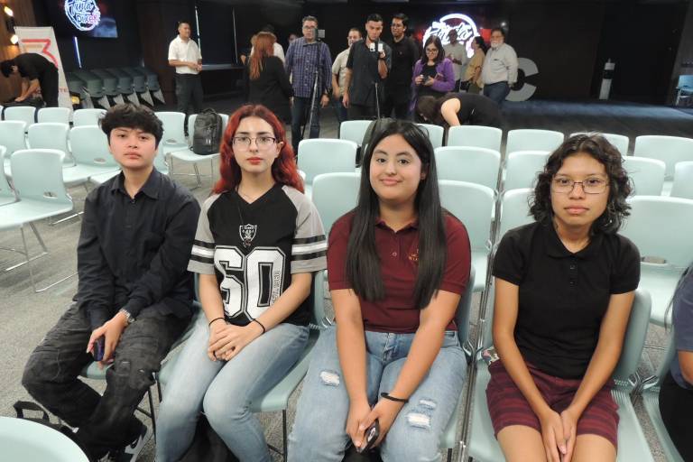 Comparten periodistas su experiencia en el panel ‘De la Tinta al Pixel’