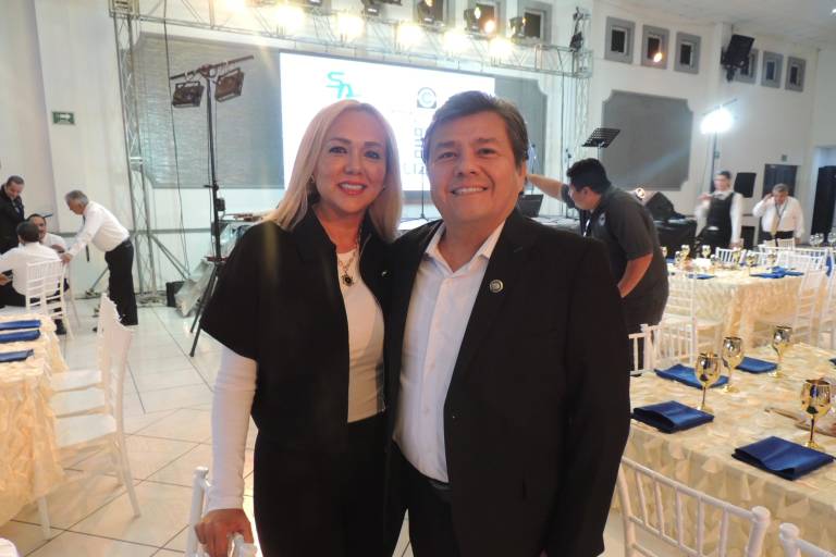 Disfrutan rotarios de queso, pan y vino con causa