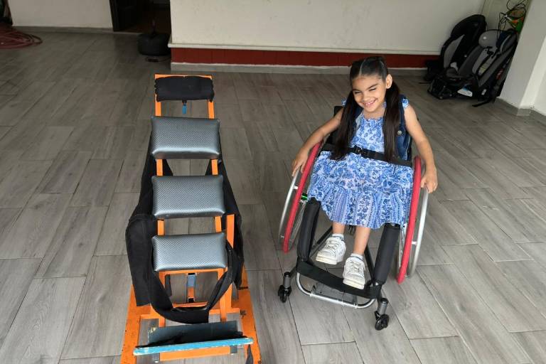 Nicole, de 8 años de edad, ofrece un bipedestador en donación