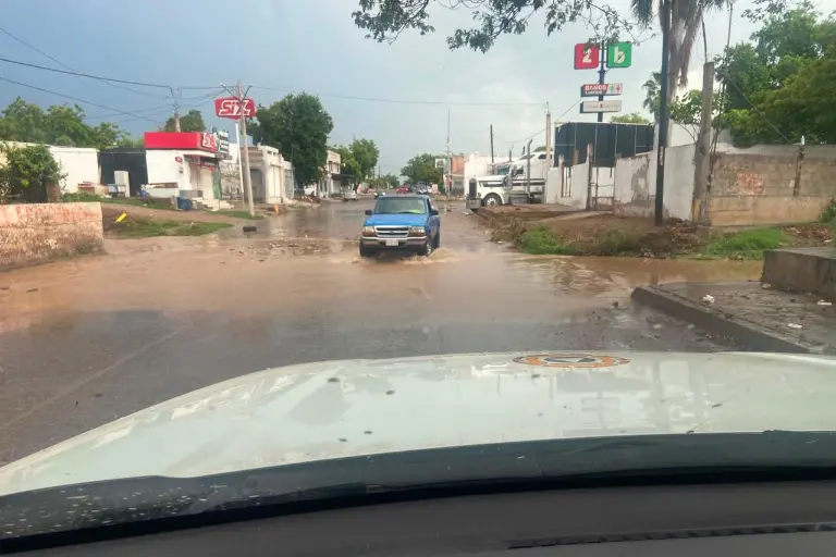 Tras las lluvias registradas este viernes, canales en Culiacán se mantienen al 35 por ciento.