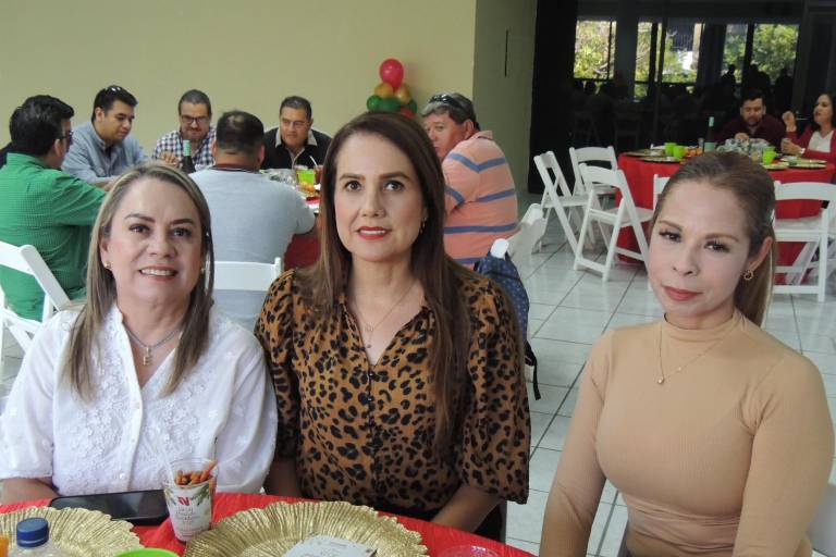 Disfrutan colaboradores de Noroeste su tradicional posada navideña