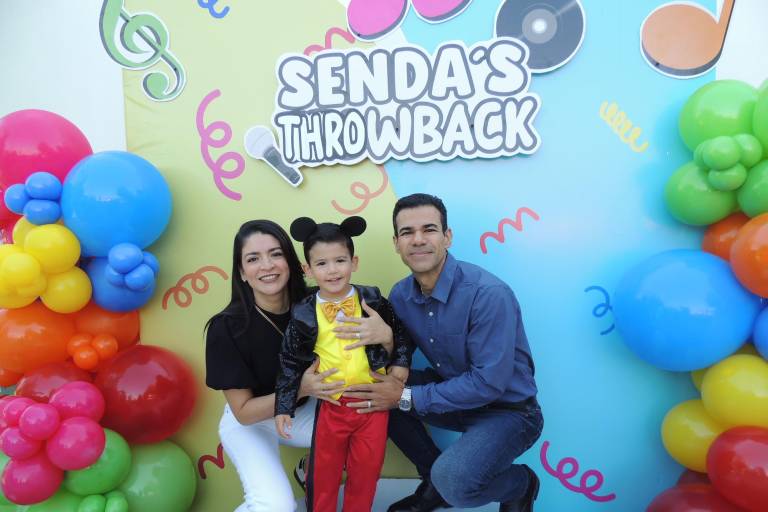 Disfrutan alumnos y padres de familia de su Festival de Primavera Senda’s Throwback