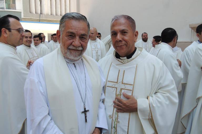 Celebran fieles católicos la tradicional Misa Crismal en Catedral