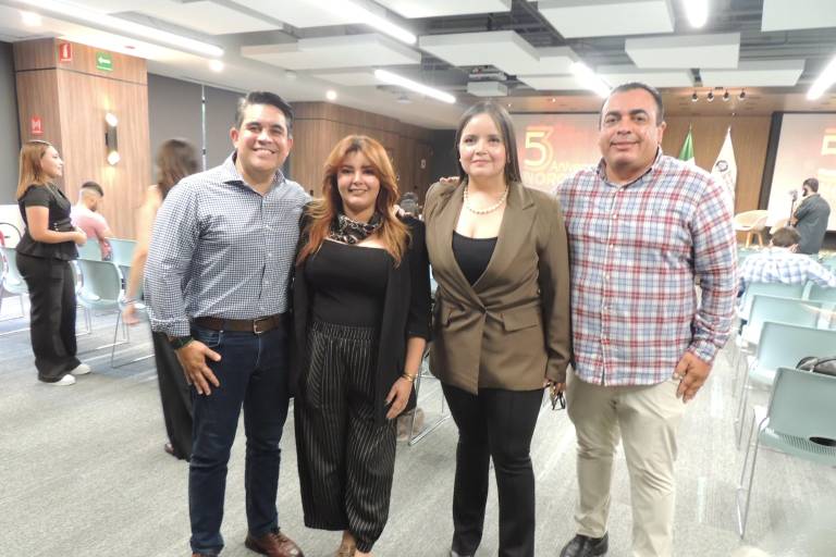 Comparten periodistas su experiencia en el panel ‘De la Tinta al Pixel’