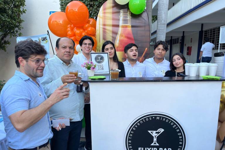 Estudiantes de Enfermería de la UAS participan en feria de emprendimiento.