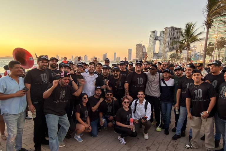 Grupo Clasificado recorrió el malecón de Mazatlán para celebrar junto a sus seguidores el lanzamiento de su álbum Décimo Aniversario.