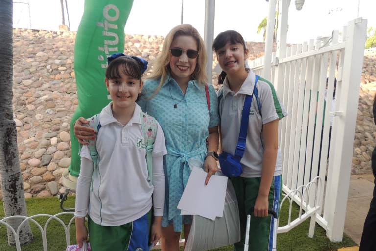 Disfrutan alumnos del Instituto Senda un feliz regreso a clases