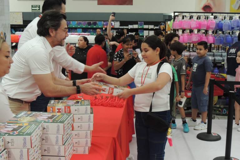 Recompensa Casa Ley a los niños y niñas más sobresalientes