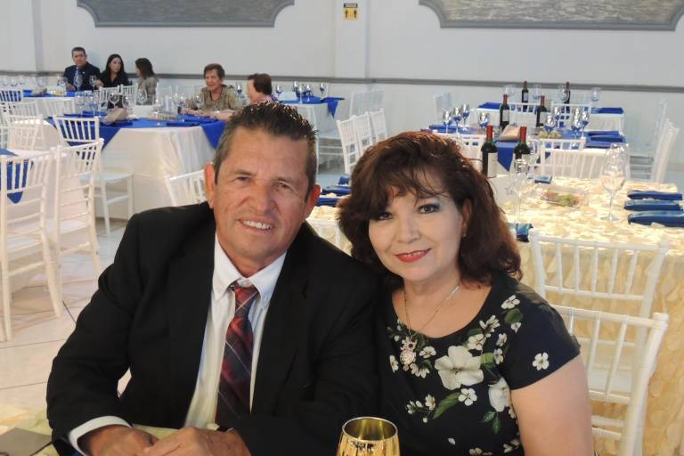 Disfrutan rotarios de queso, pan y vino con causa