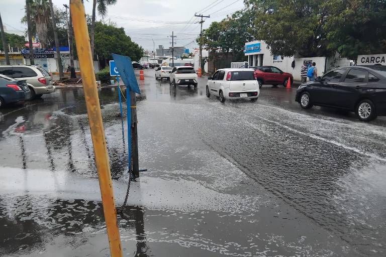 Algunas vialidades registran encharcamientos con las lluvias de este lunes en Mazatlán.