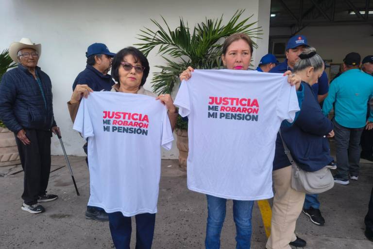 Protesta de personal jubilado y viudas de policías en el Palacio Municipal de Ahome.