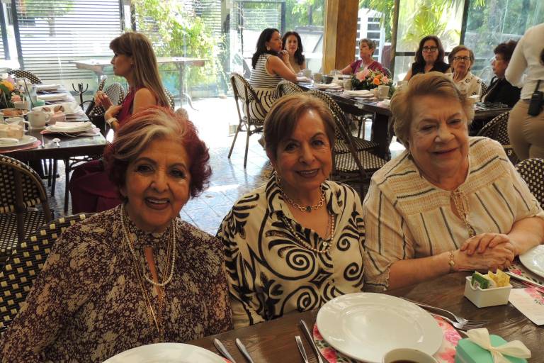 Festejan a Gloria Silvia Gastélum por sus 87 años de vida