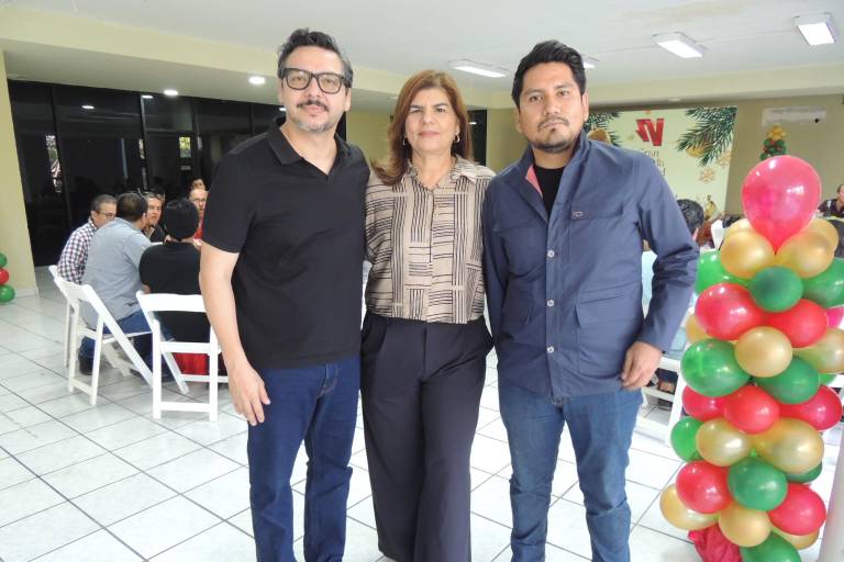 Disfrutan colaboradores de Noroeste su tradicional posada navideña