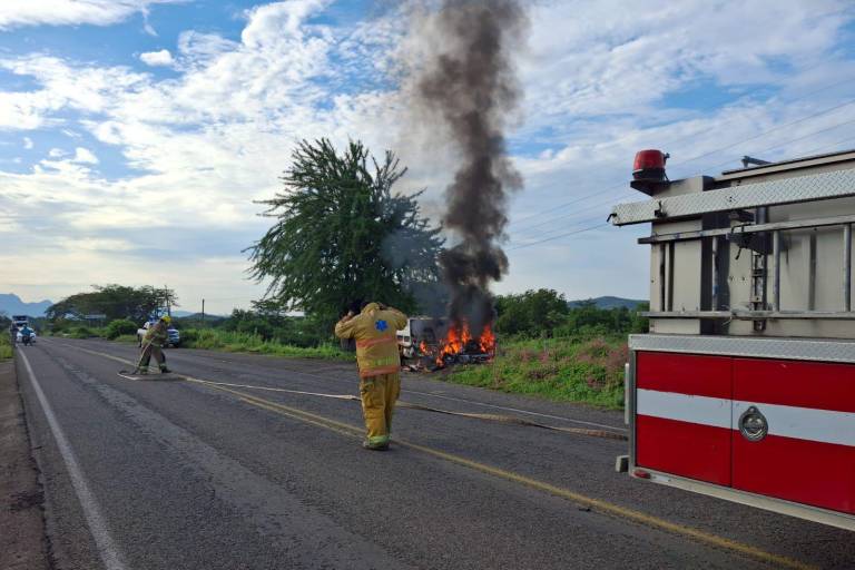 Falla mecánica provoca incendio de unidad de reparto de gas en Rosario