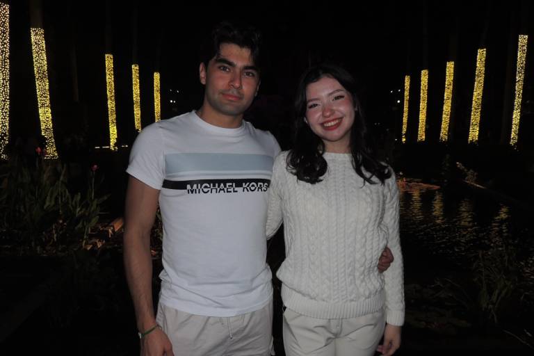 Disfrutan familias la Navidad rodeados de luz