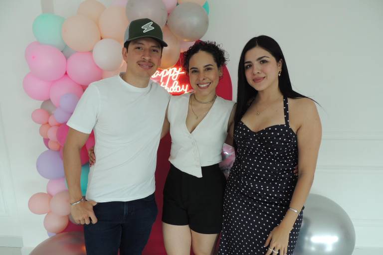 Con una piscinada, celebra Kenia Sofía sus 28 años