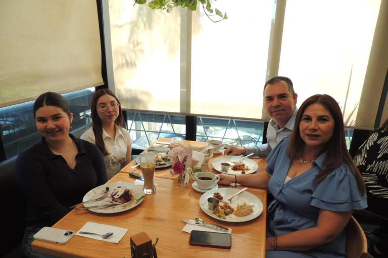 Celebran con un rico menú a las mamás en el Villa Unión