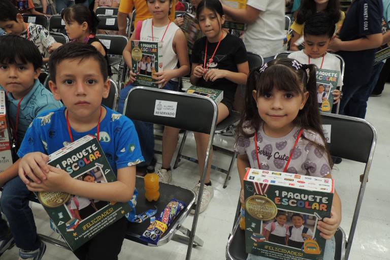 Recompensa Casa Ley a los niños y niñas más sobresalientes