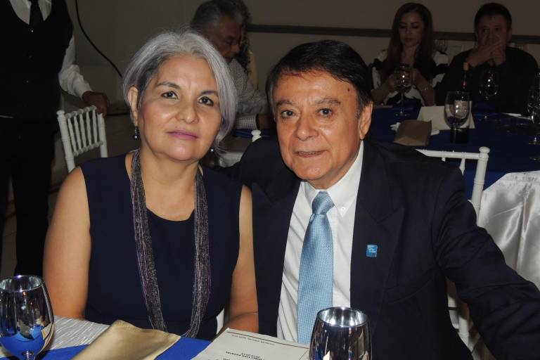 Disfrutan rotarios de queso, pan y vino con causa