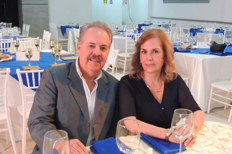 Disfrutan rotarios de queso, pan y vino con causa