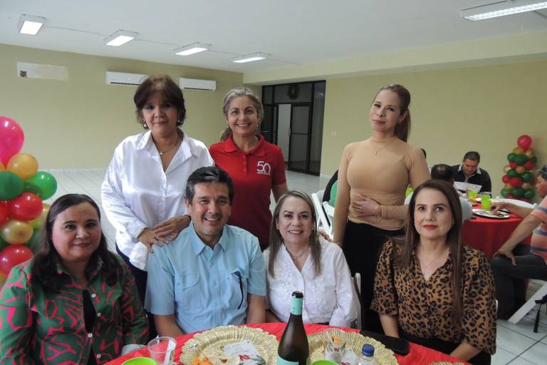 Disfrutan colaboradores de Noroeste su tradicional posada navideña