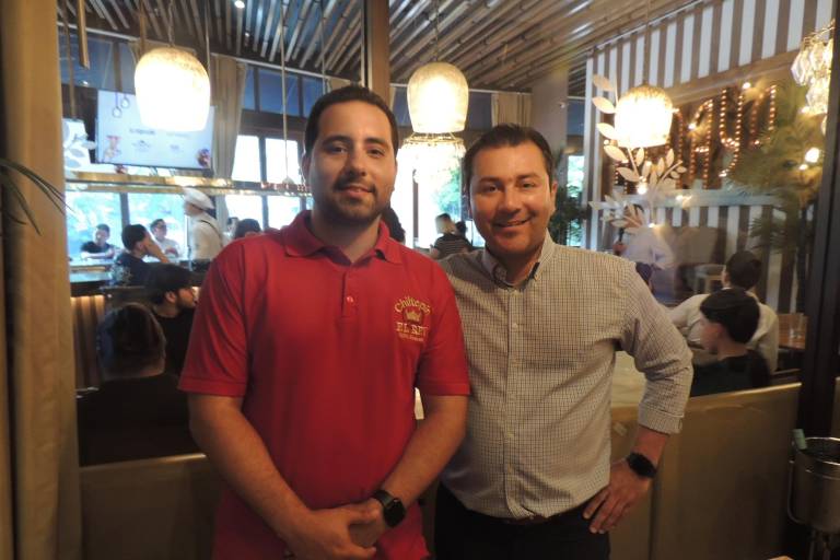 Comparten charlas desde la barra en ‘Tragos &amp; Esencia’, en Humaya Restaurante
