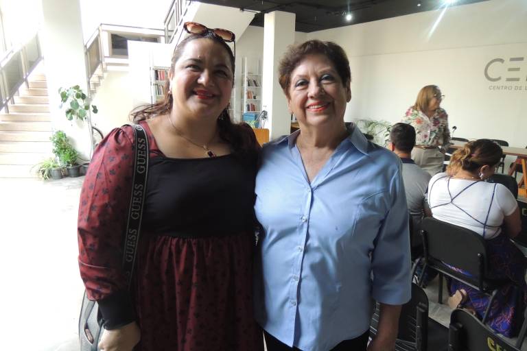 Disfrutan de la poesía de Tania Hernández en el CELIT