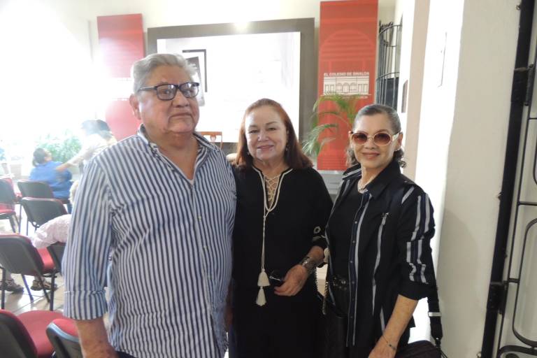 Aplauden la nueva obra de Élmer Mendoza