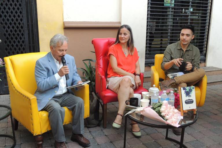 Reconoce María Julia trayectoria de científicos mexicanos en su nuevo libro