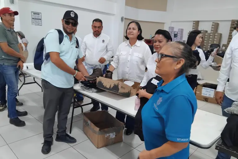 Entrega de uniformes de personal sindicalizado del Ayuntamiento de Mazatlán.