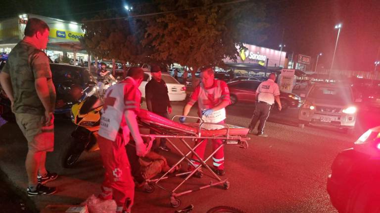El lesionado recibió ayuda de socorristas de la Cruz Roja y fue trasladado a un hospital.