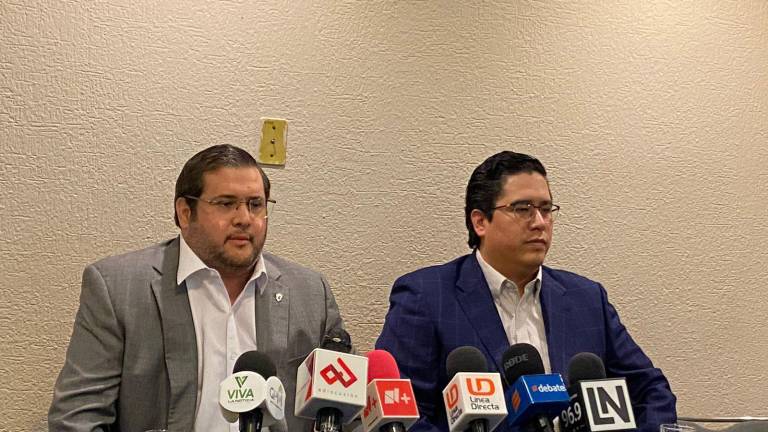 Óscar y José María Lara Esquer en conferencia para aclarar lo publicado en un reportaje del diario El País.