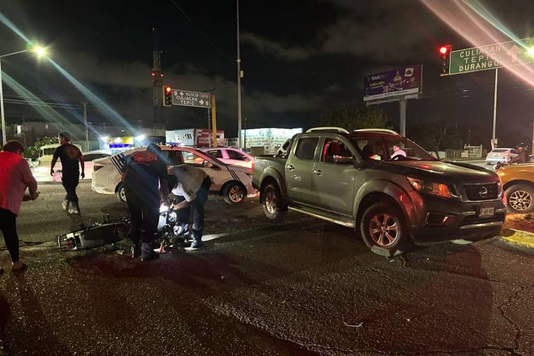 Motociclista choca contra un auto y lo arrolla una camioneta en Mazatlán