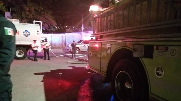 Bomberos de Culiacán y Veteranos acudieron al lugar del incendio.