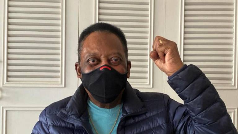 Pelé ingresa para sesiones de quimioterapia.