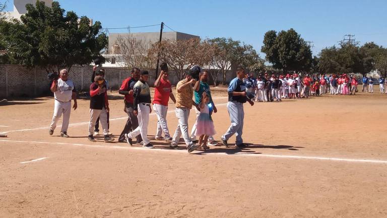 Los equipos, durante el tradicional desfile en el acto inaugural de la Liga de Beisbol Categoría “CB”.