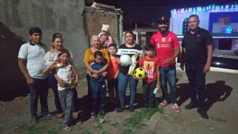 José Alberto Beltrán Figueroa hace la entrega del material deportivo.