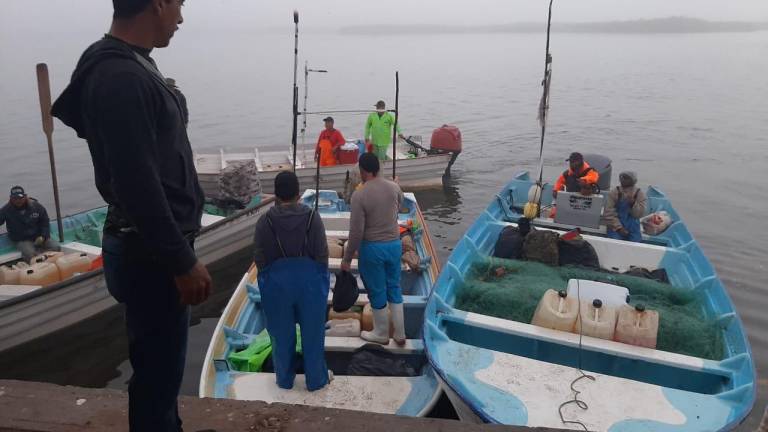 Pescadores de Altata y Dautillos cargan combustible para salir a la búsqueda de cuatro compañeros que se encuentran perdidos.