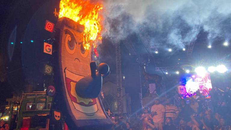 Los servicios de telefonía ardieron la noche de este sábado en la Quema del Mal Humor.