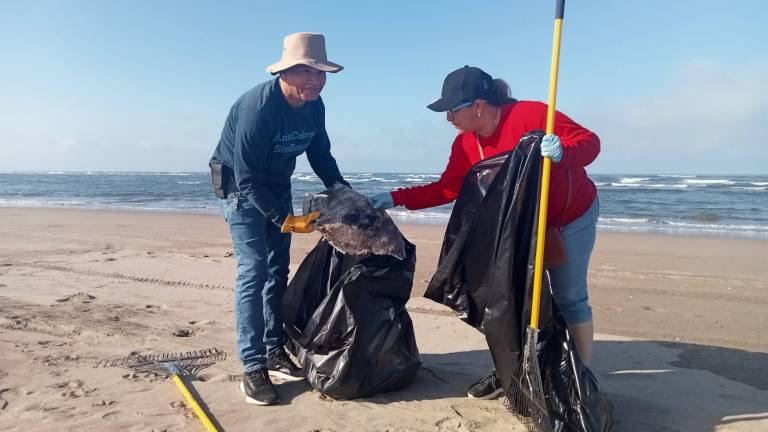 Todo tipo de desechos fueron encontrados y recogidos por los trabajadores municipales en la playa La Tambora, de Escuinapa.