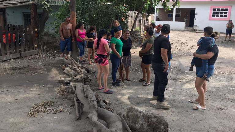Vecinos de la Colonia Casa Redonda, en Mazatlán, cierran calle que desahoga tráfico en la Avenida Gabriel Leyva