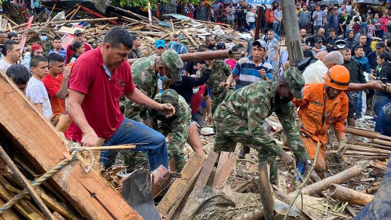Elementos del Ejército de Colombia apoyan en las labores de rescate y remoción de escombros.