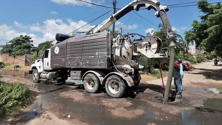 La manguera que se observa en las imágenes es precisamente la que le hace falta al camión vactor de Jumapae para destapar el drenaje.