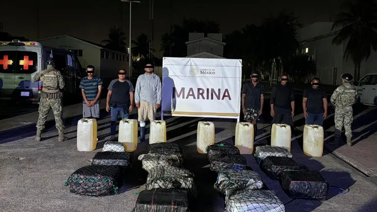 Elementos de la Armada de México custodian los bultos de droga asegurados en el puerto michoacano.