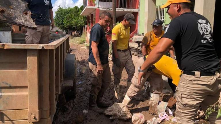 Elementos de Protección Civil apoyan en las acciones de limpieza en Agua Verde, Rosario