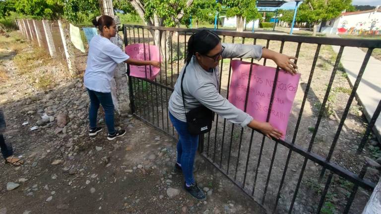 Padres de familia toman primaria en Los Ojitos, Rosario, debido a las malas condiciones del plantel.