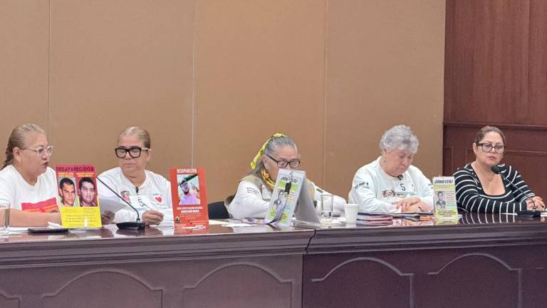 Representantes de colectivos de búsqueda se reunieron con diputados locales en el Congreso de Sinaloa.