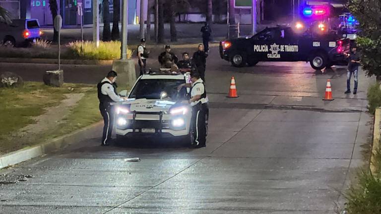Agentes viales y peritos realizan las diligencias sobre el bulevar Enrique Félix Castro en Culiacán.